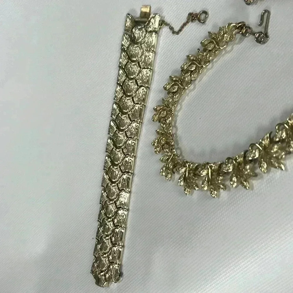 Vintage signed Coro Parure Necklace Bracelet Set rare collectible - Picture 6 of 9
